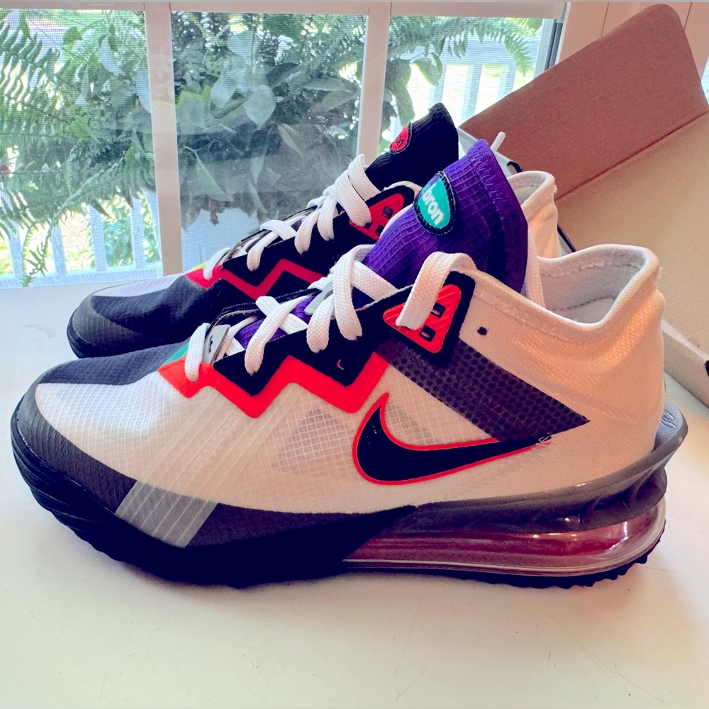 NIKE LeBron 18 Low